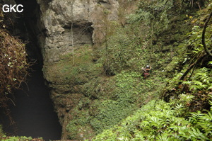 Equipement du puits d'entrée de la grotte de  Xiangshuidong 响水洞 (Fuyan 桴焉, Zheng'an 正安, Zunyi Shi 遵义市, Guizhou 贵州省, Chine)