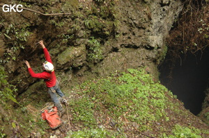 Equipement du puits d'entrée de la grotte de Xiangshuidong 响水洞 (Fuyan 桴焉, Zheng'an 正安, Zunyi Shi 遵义市, Guizhou 贵州省, Chine)