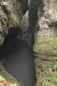 Le puits d'entrée de la grotte de  Xiangshuidong 响水洞 (Fuyan 桴焉, Zheng'an 正安, Zunyi Shi 遵义市, Guizhou 贵州省, Chine)