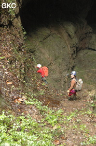 Equipement du puits d'entrée de la grotte de  Xiangshuidong 响水洞 (Fuyan 桴焉, Zheng'an 正安, Zunyi Shi 遵义市, Guizhou 贵州省, Chine)
