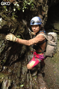 Li Ming Song dans le puits d'entrée de la grotte de Xiangshuidong 响水洞 (Fuyan 桴焉, Zheng'an 正安, Zunyi Shi 遵义市, Guizhou 贵州省, Chine)