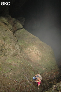 Dans le puits d'entrée de la grotte de Xiangshuidong 响水洞 (Fuyan 桴焉, Zheng'an 正安, Zunyi Shi 遵义市, Guizhou 贵州省, Chine)