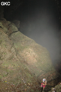 La brume monte dans puits d'entrée de la grotte de Xiangshuidong 响水洞 (Fuyan 桴焉, Zheng'an 正安, Zunyi Shi 遵义市, Guizhou 贵州省, Chine)