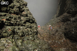 La brume monte dans puits d'entrée de la grotte de Xiangshuidong 响水洞 (Fuyan 桴焉, Zheng'an 正安, Zunyi Shi 遵义市, Guizhou 贵州省, Chine)