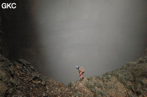 La brume monte dans puits d'entrée de la grotte de Xiangshuidong 响水洞 (Fuyan 桴焉, Zheng'an 正安, Zunyi Shi 遵义市, Guizhou 贵州省, Chine)