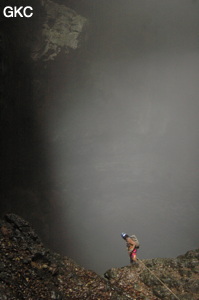 La brume monte dans puits d'entrée de la grotte de Xiangshuidong 响水洞 (Fuyan 桴焉, Zheng'an 正安, Zunyi Shi 遵义市, Guizhou 贵州省, Chine)