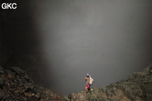 La brume monte dans puits d'entrée de la grotte de Xiangshuidong 响水洞 (Fuyan 桴焉, Zheng'an 正安, Zunyi Shi 遵义市, Guizhou 贵州省, Chine)