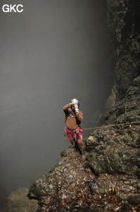 La brume monte dans puits d'entrée de la grotte de Xiangshuidong 响水洞 (Fuyan 桴焉, Zheng'an 正安, Zunyi Shi 遵义市, Guizhou 贵州省, Chine)