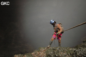 La brume monte dans puits d'entrée de la grotte de Xiangshuidong 响水洞 (Fuyan 桴焉, Zheng'an 正安, Zunyi Shi 遵义市, Guizhou 贵州省, Chine)