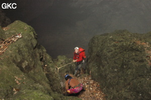 Equipement dans le puits d'entrée de la grotte de Xiangshuidong 响水洞 (Fuyan 桴焉, Zheng'an 正安, Zunyi Shi 遵义市, Guizhou 贵州省, Chine)