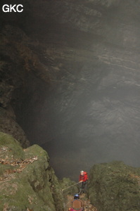 Equipement dans le puits d'entrée de la grotte de Xiangshuidong 响水洞 (Fuyan 桴焉, Zheng'an 正安, Zunyi Shi 遵义市, Guizhou 贵州省, Chine)