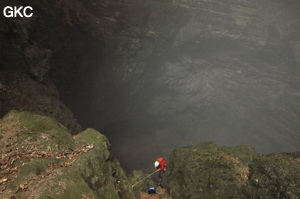 Equipement dans le puits d'entrée de la grotte de Xiangshuidong 响水洞 (Fuyan 桴焉, Zheng'an 正安, Zunyi Shi 遵义市, Guizhou 贵州省, Chine)