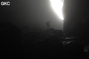 Dans le puits d'entrée de la grotte de Xiangshuidong 响水洞 (Fuyan 桴焉, Zheng'an 正安, Zunyi Shi 遵义市, Guizhou 贵州省, Chine)
