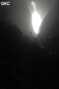 Contre jour dans le puits d'entrée de la grotte de Xiangshuidong 响水洞 (Fuyan 桴焉, Zheng'an 正安, Zunyi Shi 遵义市, Guizhou 贵州省, Chine)