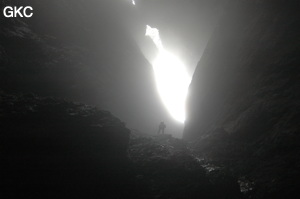 Contre jour dans le puits d'entrée de la grotte de Xiangshuidong 响水洞 (Fuyan 桴焉, Zheng'an 正安, Zunyi Shi 遵义市, Guizhou 贵州省, Chine)