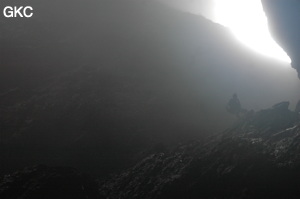 Contre jour dans le puits d'entrée de la grotte de Xiangshuidong 响水洞 (Fuyan 桴焉, Zheng'an 正安, Zunyi Shi 遵义市, Guizhou 贵州省, Chine)