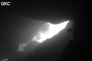 Contre jour dans le puits d'entrée de la grotte de Xiangshuidong 响水洞 (Fuyan 桴焉, Zheng'an 正安, Zunyi Shi 遵义市, Guizhou 贵州省, Chine)