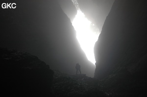 Contre jour dans le puits d'entrée de la grotte de Xiangshuidong 响水洞 (Fuyan 桴焉, Zheng'an 正安, Zunyi Shi 遵义市, Guizhou 贵州省, Chine)