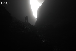 Contre jour dans le puits d'entrée de la grotte de Xiangshuidong 响水洞 (Fuyan 桴焉, Zheng'an 正安, Zunyi Shi 遵义市, Guizhou 贵州省, Chine)