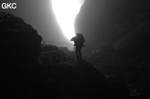 Contre jour dans le puits d'entrée de la grotte de Xiangshuidong 响水洞 (Fuyan 桴焉, Zheng'an 正安, Zunyi Shi 遵义市, Guizhou 贵州省, Chine)