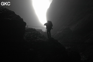 Contre jour dans le puits d'entrée de la grotte de Xiangshuidong 响水洞 (Fuyan 桴焉, Zheng'an 正安, Zunyi Shi 遵义市, Guizhou 贵州省, Chine)