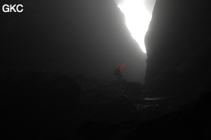 Topographie dans le puits d'entrée de la grotte de Xiangshuidong 响水洞 (Fuyan 桴焉, Zheng'an 正安, Zunyi Shi 遵义市, Guizhou 贵州省, Chine)