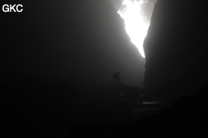 Topographie dans le puits d'entrée de la grotte de Xiangshuidong 响水洞 (Fuyan 桴焉, Zheng'an 正安, Zunyi Shi 遵义市, Guizhou 贵州省, Chine)