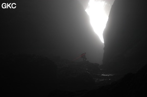 Topographie dans le puits d'entrée de la grotte de Xiangshuidong 响水洞 (Fuyan 桴焉, Zheng'an 正安, Zunyi Shi 遵义市, Guizhou 贵州省, Chine)