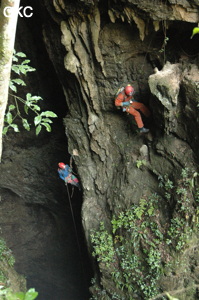 Dans le puits d'entrée de la grotte-perte de Laoyingdong 老鹰洞 (Suiyang 绥阳, Zunyi 遵义市, Guizhou 贵州省, Chine 中国).