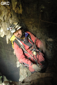 Dans le puits d'entrée de la grotte-perte de Laoyingdong 老鹰洞 (Suiyang 绥阳, Zunyi 遵义市, Guizhou 贵州省, Chine 中国).