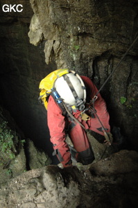 Dans le puits d'entrée de la grotte-perte de Laoyingdong 老鹰洞 (Suiyang 绥阳, Zunyi 遵义市, Guizhou 贵州省, Chine 中国).