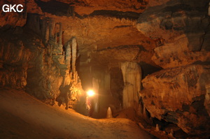 Grotte de Laoyingdong 老鹰洞 (Suiyang 绥阳, Zunyi 遵义市, Guizhou 贵州省, Chine 中国).