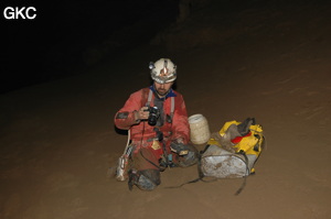 Photographe dans la Grotte de Laoyingdong 老鹰洞 (Suiyang 绥阳, Zunyi 遵义市, Guizhou 贵州省, Chine 中国).