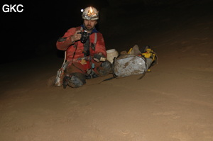 Photographe dans la Grotte de Laoyingdong 老鹰洞 (Suiyang 绥阳, Zunyi 遵义市, Guizhou 贵州省, Chine 中国).