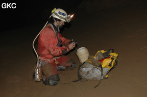 Photographe dans la Grotte de Laoyingdong 老鹰洞 (Suiyang 绥阳, Zunyi 遵义市, Guizhou 贵州省, Chine 中国).