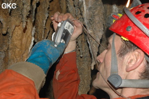 Photographe dans la Grotte de Laoyingdong 老鹰洞 (Suiyang 绥阳, Zunyi 遵义市, Guizhou 贵州省, Chine 中国).