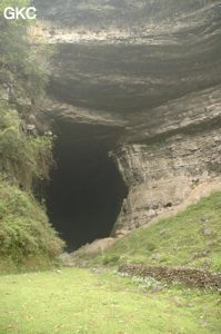 Le grand porche d'entrée de la grotte-perte de Xiadong 下洞 - réseau de Shuanghedong 双河洞 - (Wenquan, Suiyang 绥阳, Zunyi 遵义市, Guizhou 贵州省, Chine 中国) 