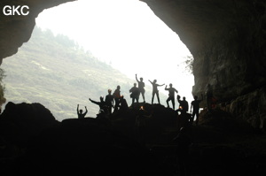 Dans le réseau de Shuanghedongqun 双河洞. Ombre chinoise en contre jour le porche de la grotte de Pixiao Dong 皮硝洞 (Wenquan, Suiyang 绥阳, Zunyi, 遵义市 Guizhou 贵州省)