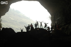 Dans le réseau de Shuanghedongqun 双河洞. Ombre chinoise en contre jour le porche de la grotte de Pixiao Dong 皮硝洞 (Wenquan, Suiyang 绥阳, Zunyi, 遵义市 Guizhou 贵州省)