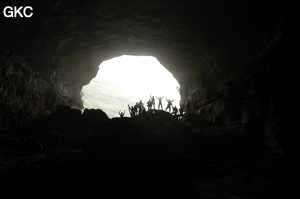 Dans le réseau de Shuanghedongqun 双河洞. Ombre chinoise en contre jour le porche de la grotte de Pixiao Dong 皮硝洞 (Wenquan, Suiyang 绥阳, Zunyi, 遵义市 Guizhou 贵州省)