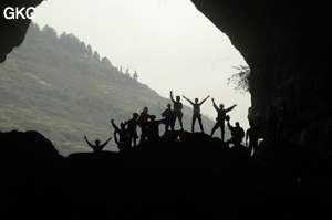 Dans le réseau de Shuanghedongqun 双河洞. Ombre chinoise en contre jour le porche de la grotte de Pixiao Dong 皮硝洞 (Wenquan, Suiyang 绥阳, Zunyi, 遵义市 Guizhou 贵州省)