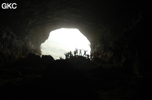 Dans le réseau de Shuanghedongqun 双河洞. Ombre chinoise en contre jour le porche de la grotte de Pixiao Dong 皮硝洞 (Wenquan, Suiyang 绥阳, Zunyi, 遵义市 Guizhou 贵州省)