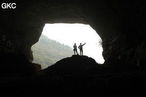 Dans le réseau de Shuanghedongqun 双河洞. Ombre chinoise en contre jour le porche de la grotte de Pixiao Dong 皮硝洞 (Wenquan, Suiyang 绥阳, Zunyi, 遵义市 Guizhou 贵州省)