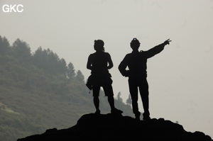 Dans le réseau de Shuanghedongqun 双河洞. Ombre chinoise en contre jour le porche de la grotte de Pixiao Dong 皮硝洞 (Wenquan, Suiyang 绥阳, Zunyi, 遵义市 Guizhou 贵州省)