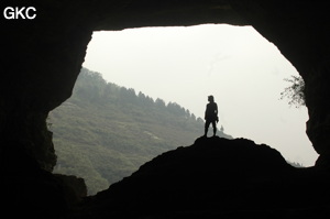 Dans le réseau de Shuanghedongqun 双河洞. Ombre chinoise en contre jour le porche de la grotte de Pixiao Dong 皮硝洞 (Wenquan, Suiyang 绥阳, Zunyi, 遵义市 Guizhou 贵州省)