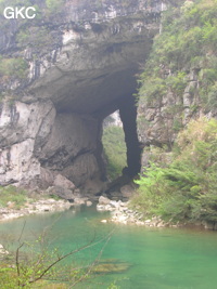 Le porche aval de la grotte-tunnel de Qilongdong 骑龙洞 (Xiantang 羡塘镇, Huishui 惠水, Guizhou 贵州省, Qiannan 黔南, Chine 中国).