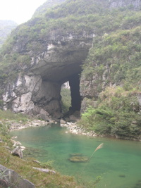 Le porche aval de la grotte-tunnel de Qilongdong 骑龙洞 (Xiantang 羡塘镇, Huishui 惠水, Guizhou 贵州省, Qiannan 黔南, Chine 中国).