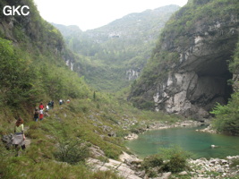 Le porche aval de la grotte-tunnel de Qilongdong 骑龙洞 (Xiantang 羡塘镇, Huishui 惠水, Guizhou 贵州省, Qiannan 黔南, Chine 中国).