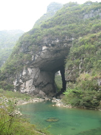 Le porche aval de la grotte-tunnel de Qilongdong 骑龙洞,  (Xiantang 羡塘镇, Huishui 惠水, Guizhou 贵州省, Qiannan 黔南, Chine 中国).