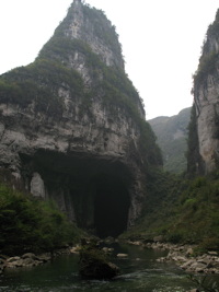 Le porche amont de la grotte-tunnel de Qilongdong 骑龙洞, (Xiantang 羡塘镇, Huishui 惠水, Guizhou 贵州省, Qiannan 黔南, Chine 中国).